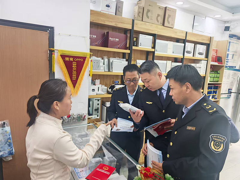 白水县市场监督管理局开展2025年“质量月”宣传活动 法律咨询深入人心